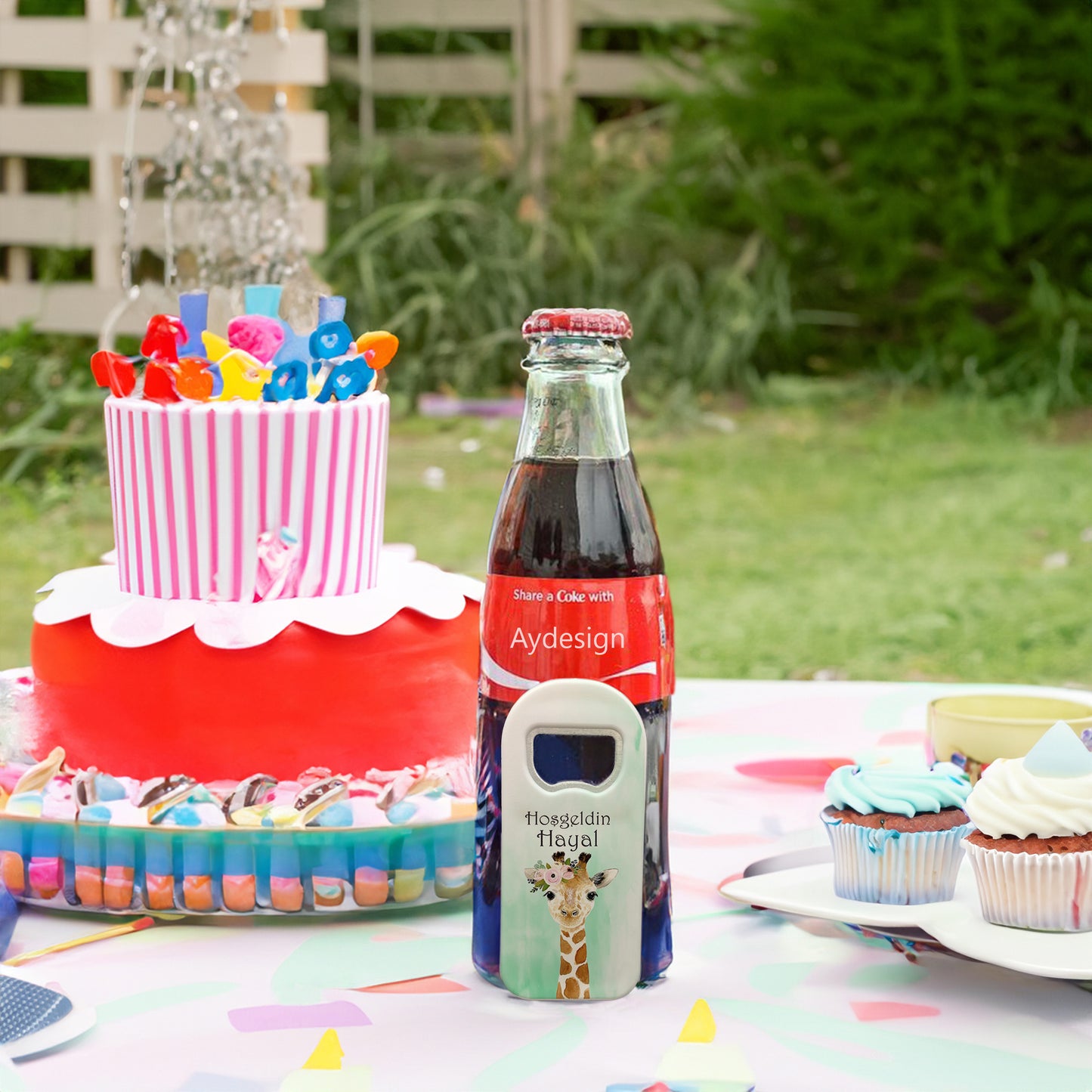 Yeşil Zeminli Zürafa Temalı Plastik Açacak Magnet | Doğumgünü, Babyshower, Diş Buğdayı ve Sünnet Organizasyonlarınızın Unutulmaz Hatırası!