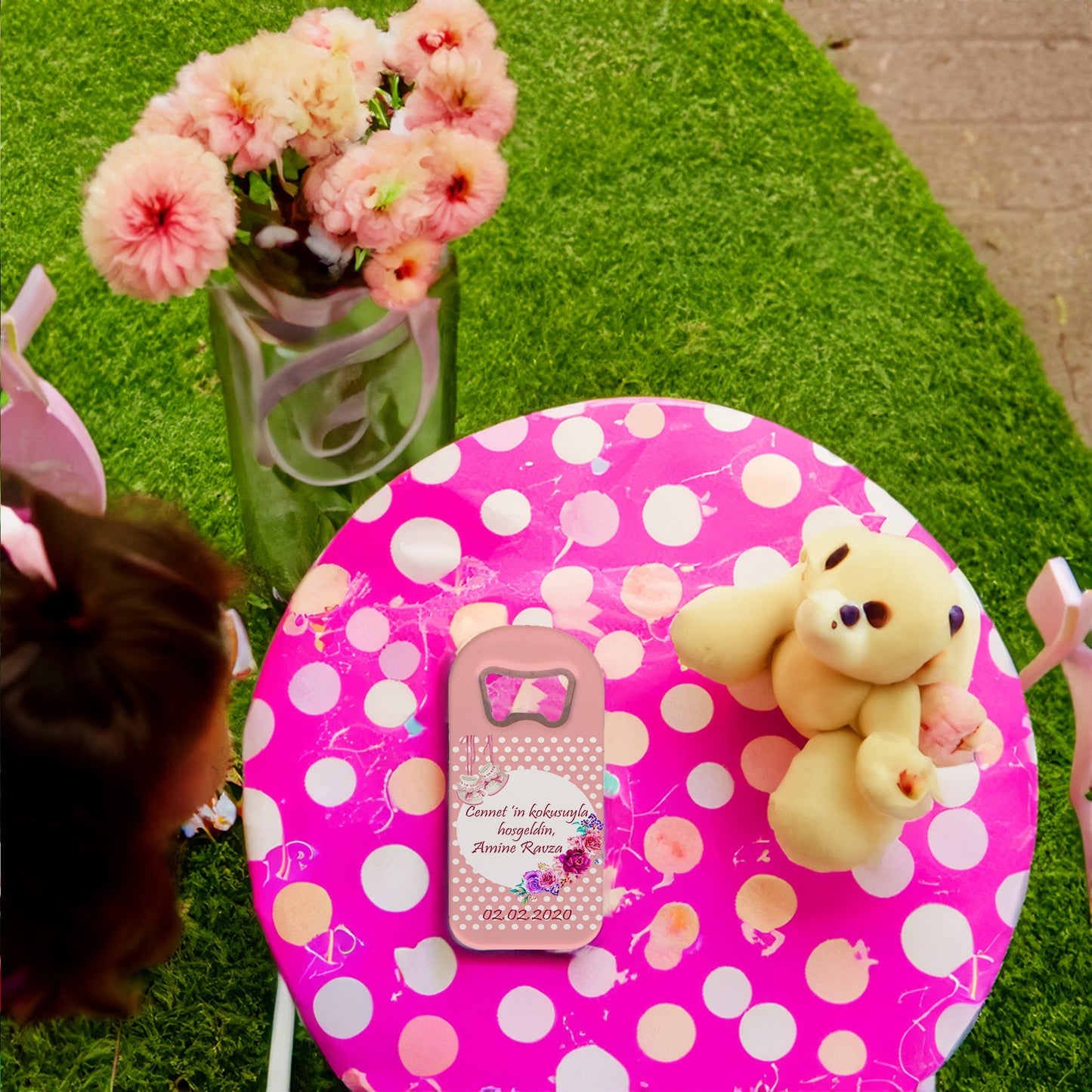 Pembe Zeminli Beyaz Puanlı Bebek Ayakkabısı Temalı Plastik Açacak Magnet | Doğumgünü, Babyshower, Diş Buğdayı ve Sünnet Organizasyonlarınızın Unutulmaz Hatırası!