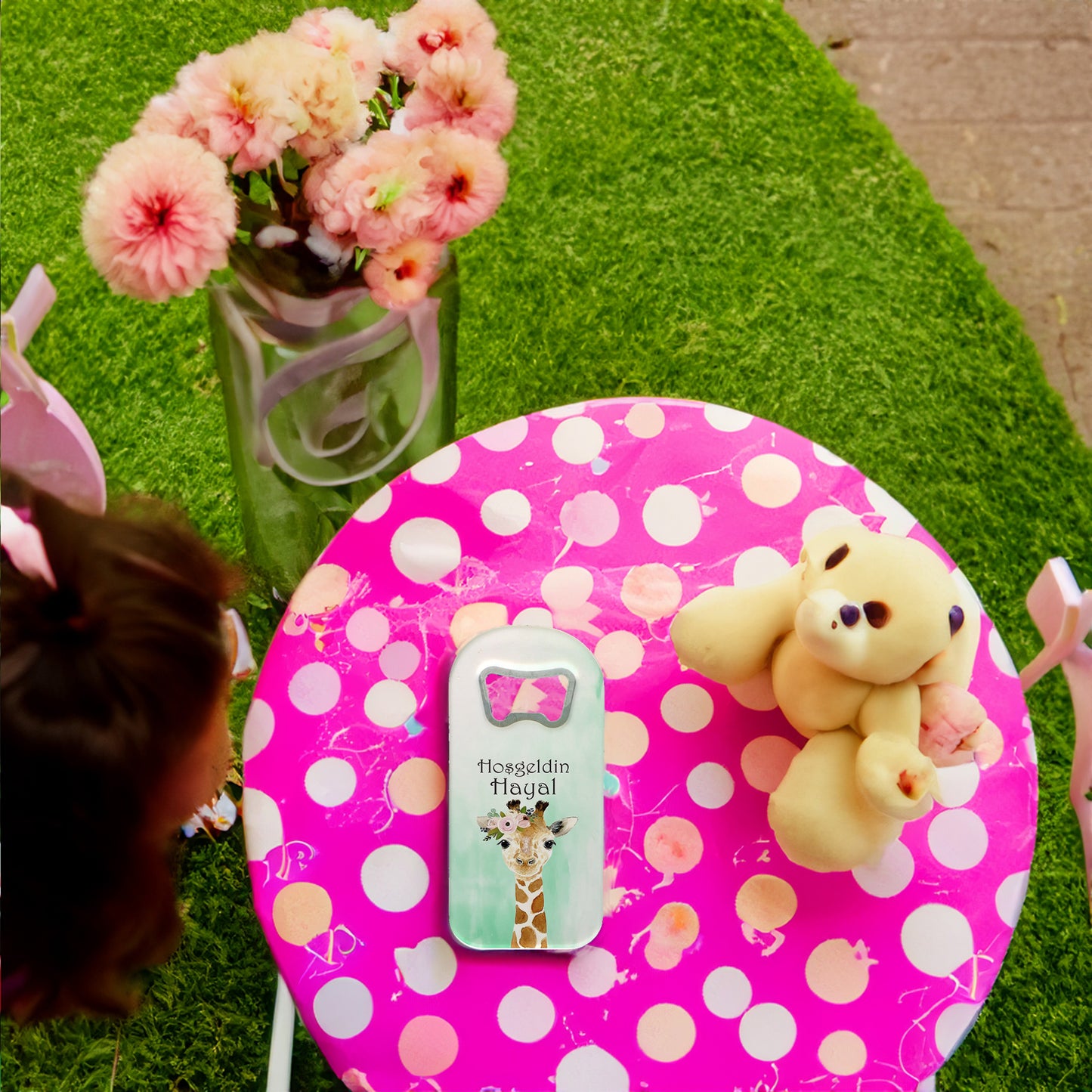 Yeşil Zeminli Zürafa Temalı Plastik Açacak Magnet | Doğumgünü, Babyshower, Diş Buğdayı ve Sünnet Organizasyonlarınızın Unutulmaz Hatırası!