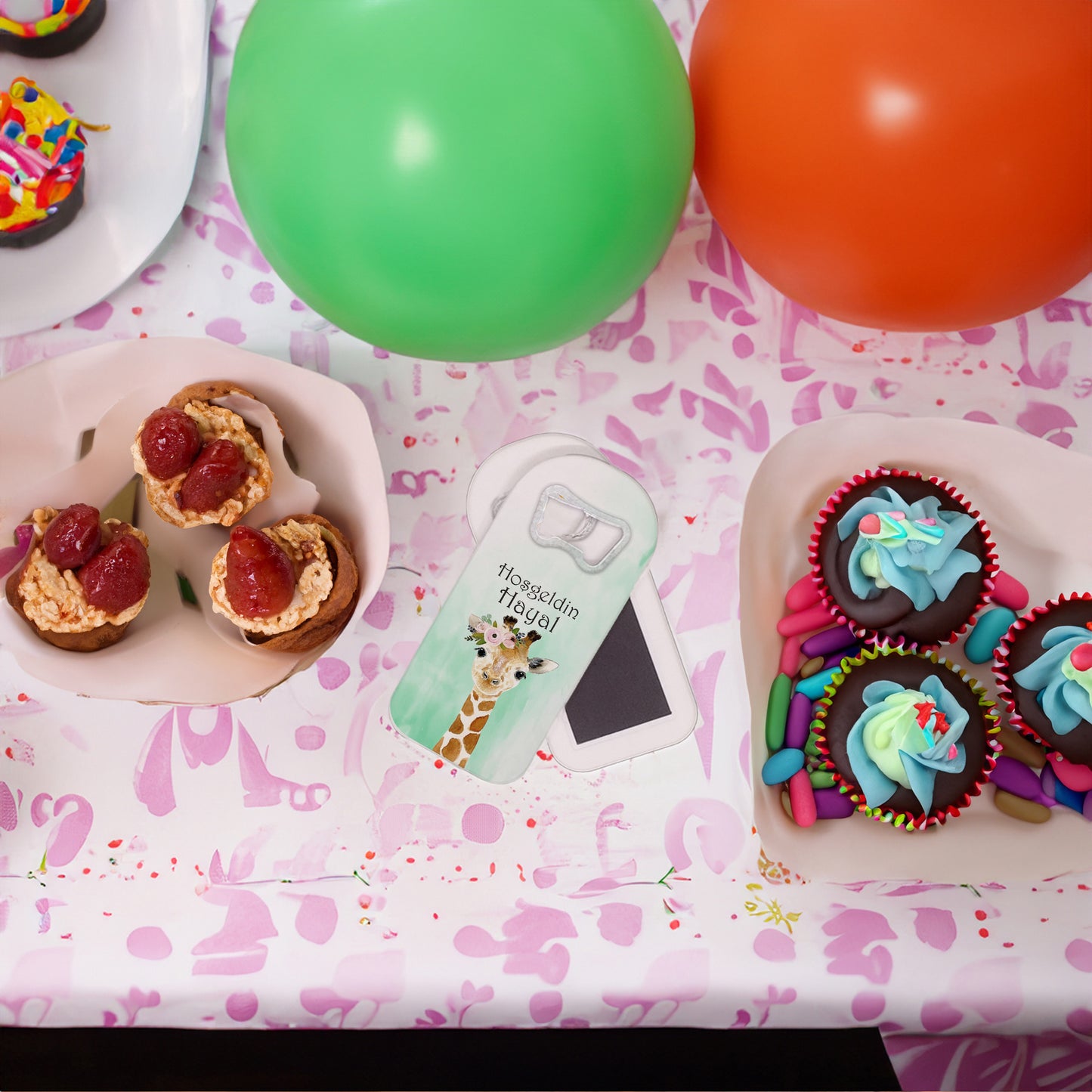 Yeşil Zeminli Zürafa Temalı Plastik Açacak Magnet | Doğumgünü, Babyshower, Diş Buğdayı ve Sünnet Organizasyonlarınızın Unutulmaz Hatırası!