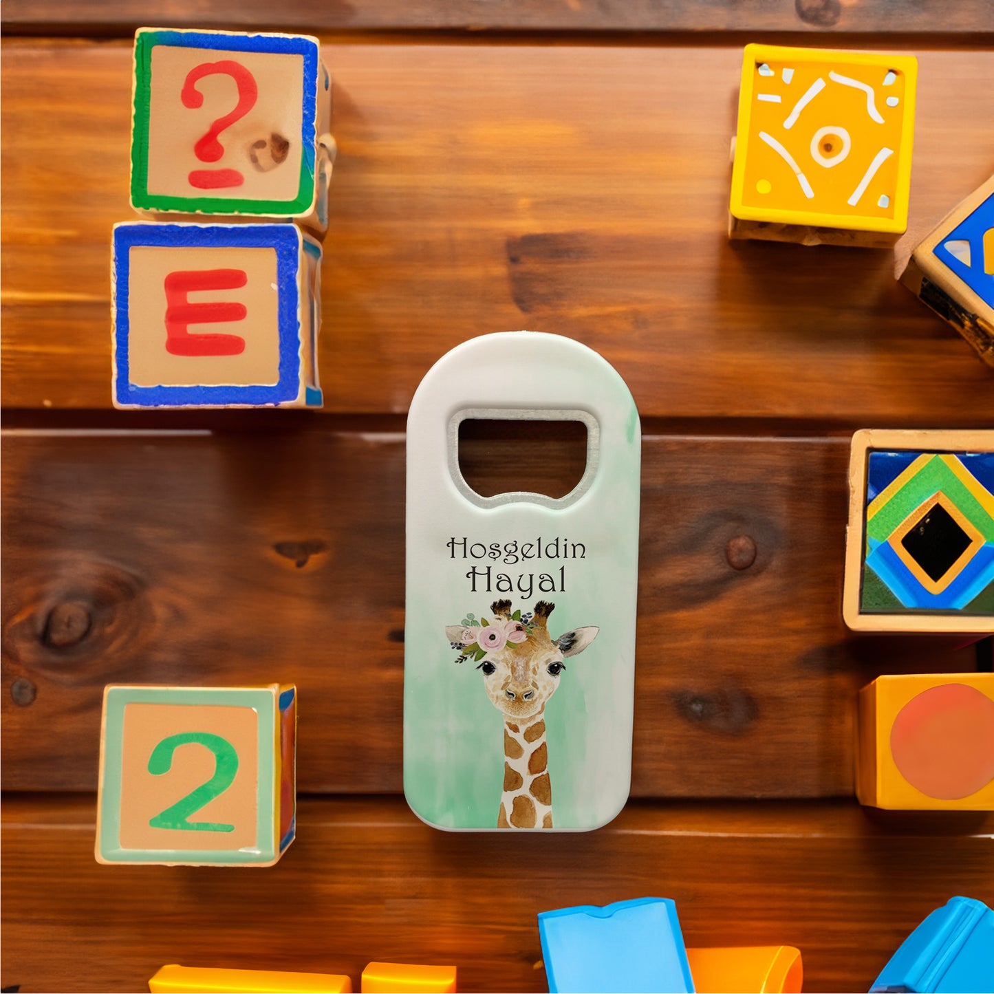 Yeşil Zeminli Zürafa Temalı Plastik Açacak Magnet | Doğumgünü, Babyshower, Diş Buğdayı ve Sünnet Organizasyonlarınızın Unutulmaz Hatırası!