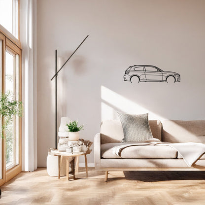 BMW 1 Series F21 Metal Duvar Tablosu – Elektrostatik Siyah Boyalı Sportif Hatchback Dekoru