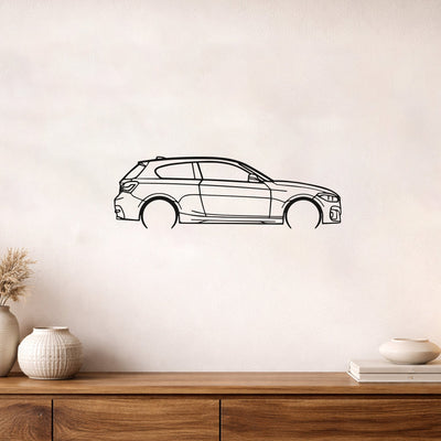 BMW 1 Series F21 Metal Duvar Tablosu – Elektrostatik Siyah Boyalı Sportif Hatchback Dekoru