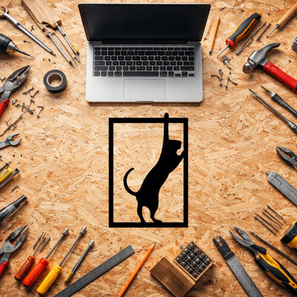 Siyah Metal Çerçevede Tırmanan Kedi Duvar Tablosu Modern Tasarım