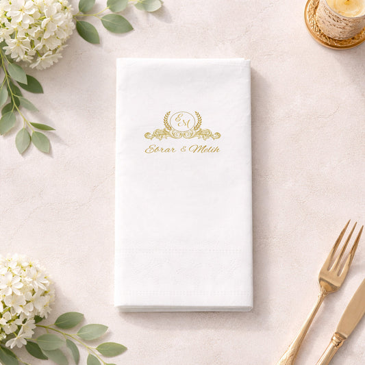 Altın Detaylı Monogram Düğün Peçetesi – Lüks Organizasyon Tasarımı