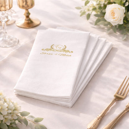 Altın Detaylı Monogram Düğün Peçetesi – Lüks Organizasyon Tasarımı