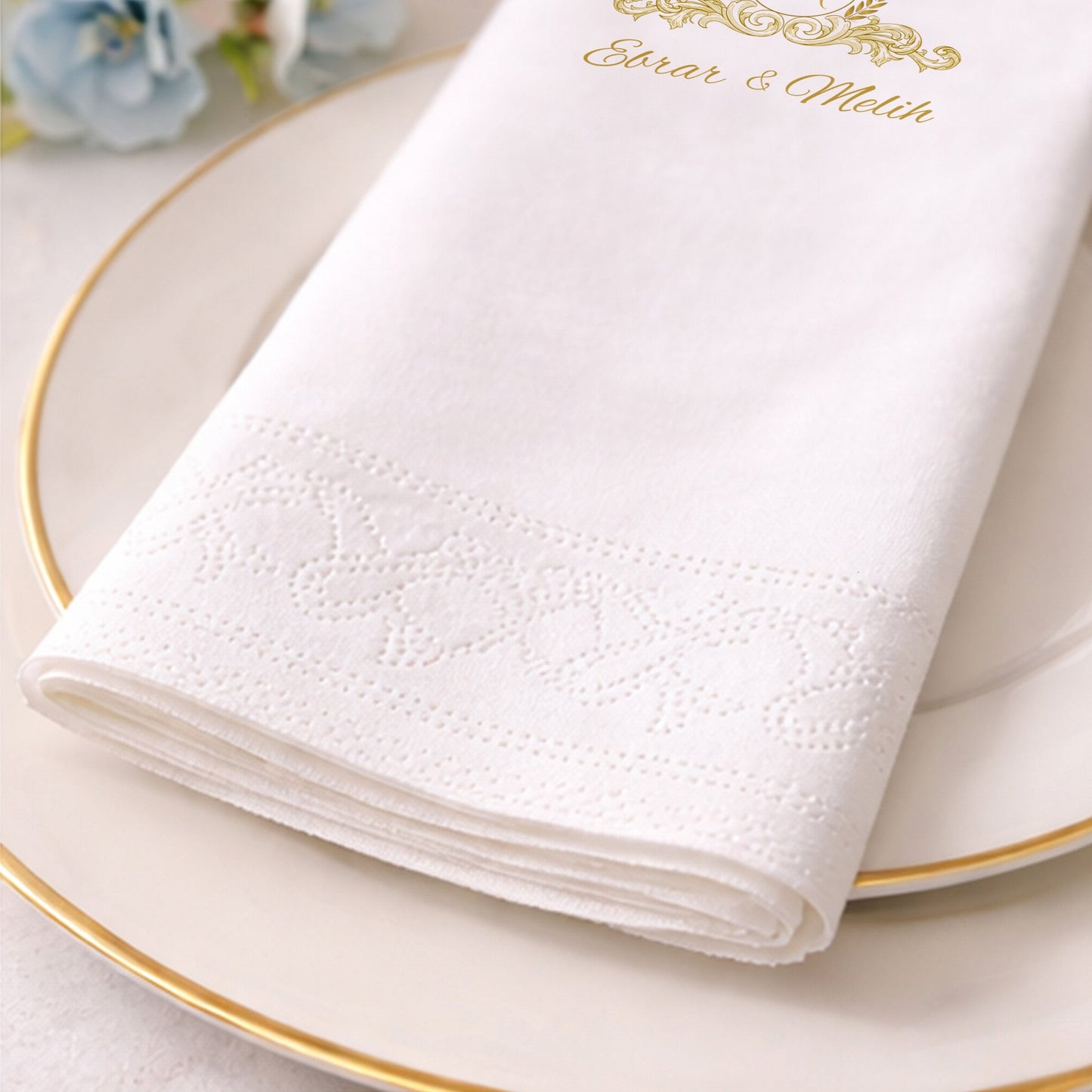 Altın Detaylı Monogram Düğün Peçetesi – Lüks Organizasyon Tasarımı