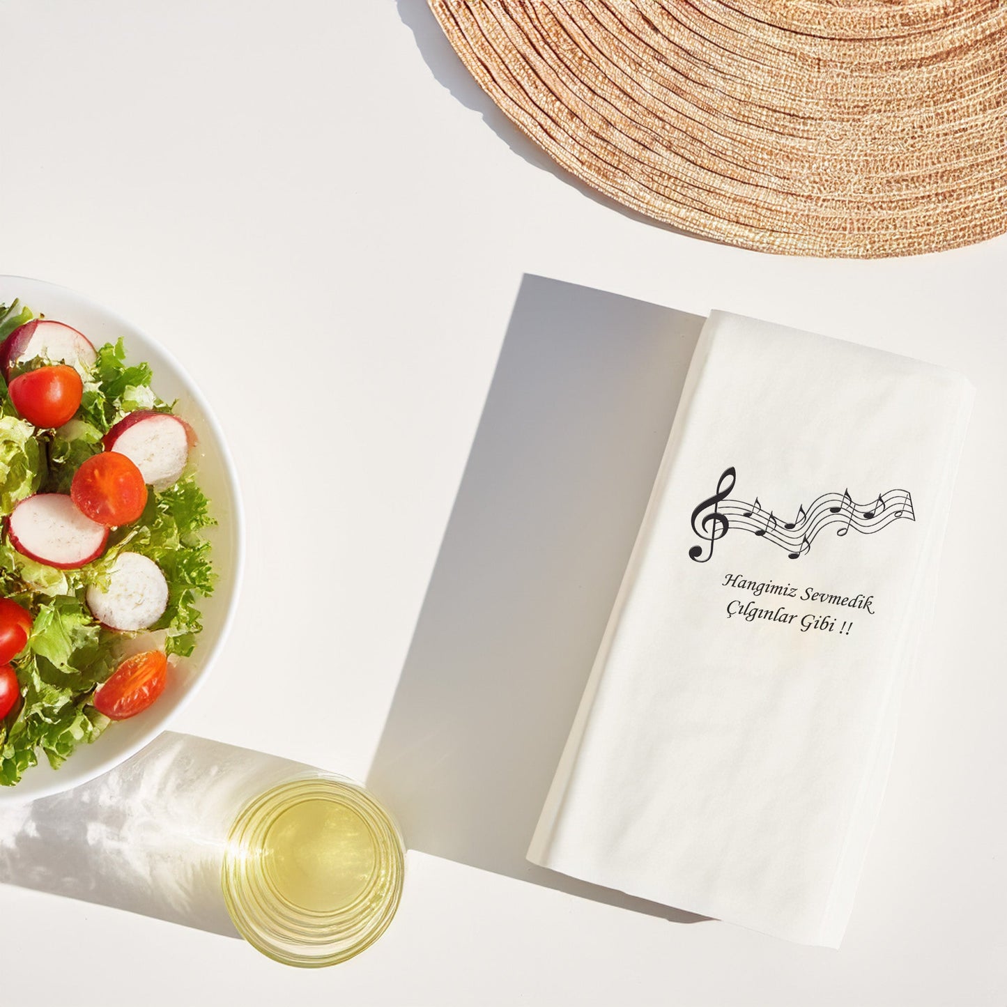 Kidzia Hangimiz Sevmedik Şarkı Sözü Baskılı Peçete – Nota Desenli 20’li Garson Katlama (33x33cm)