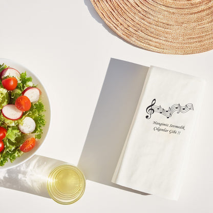 Kidzia Hangimiz Sevmedik Şarkı Sözü Baskılı Peçete – Nota Desenli 20’li Garson Katlama (33x33cm)