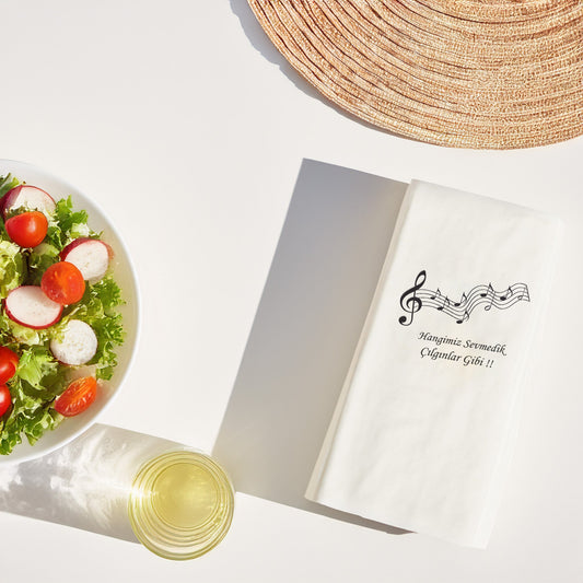 Kidzia Hangimiz Sevmedik Şarkı Sözü Baskılı Peçete – Nota Desenli 20’li Garson Katlama (33x33cm)