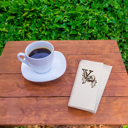 V Monogram Harfi Baskılı Şık Peçete – 33x33 cm, Çift Katlı, 20’li Paket | Özel Tasarım Masa Peçetesi