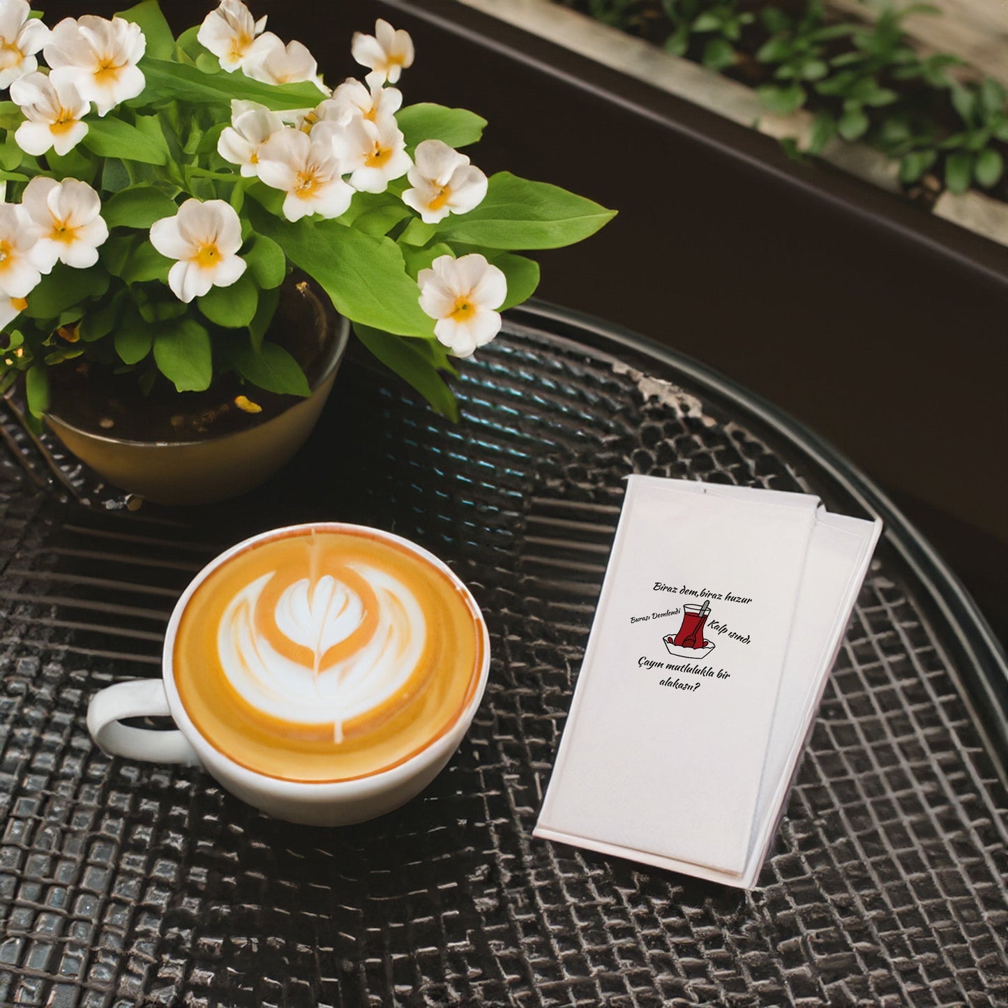 Çay Desenli Baskılı Peçete – İnce Belli Çay Bardağı Minimal Tasarım