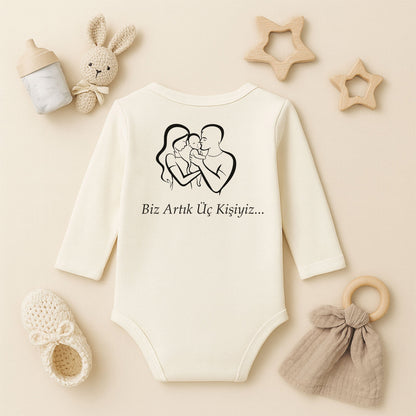 Kişiye Özel Bebek Zıbını – Biz Artık Üç Kişiyiz Tasarım | 1–36 Ay