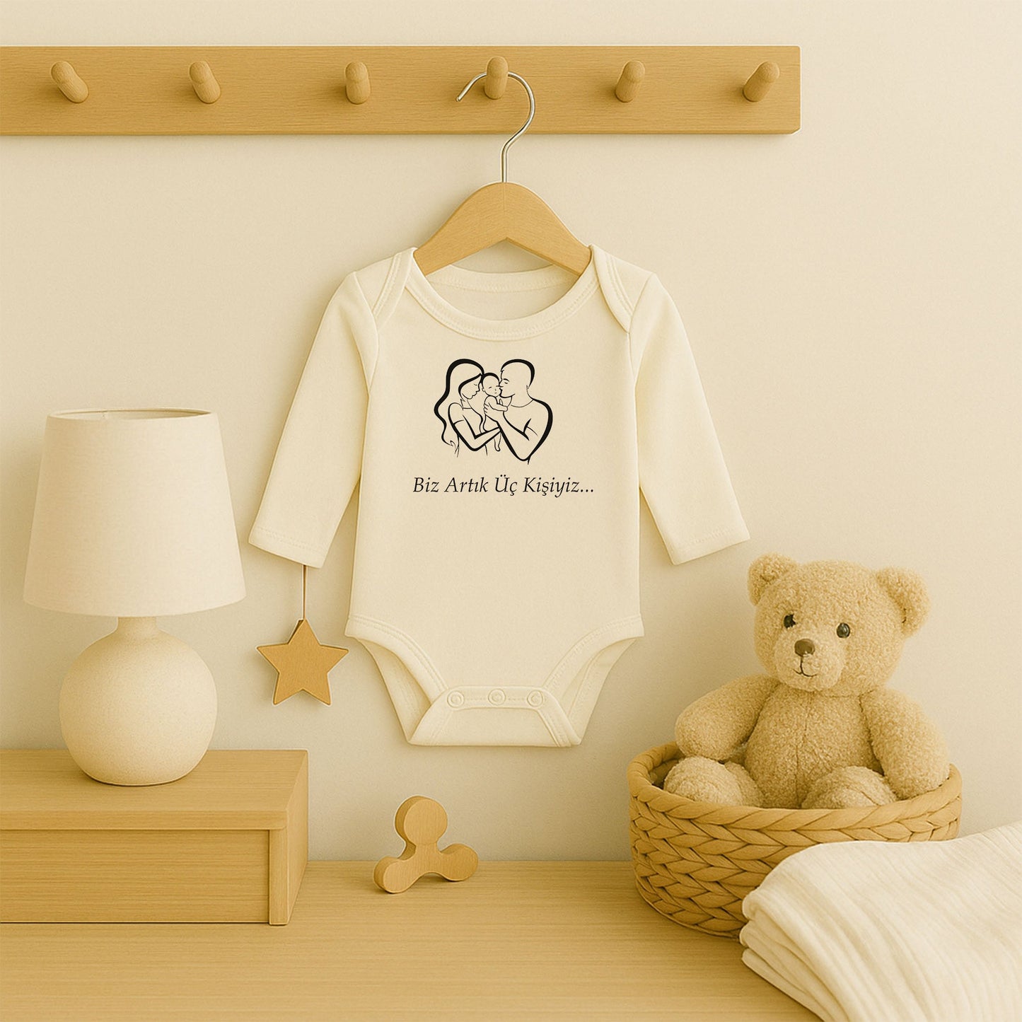 Kişiye Özel Bebek Zıbını – Biz Artık Üç Kişiyiz Tasarım | 1–36 Ay
