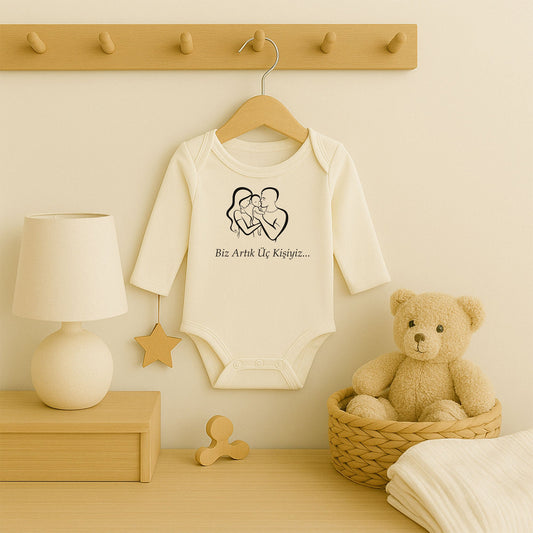 Kişiye Özel Bebek Zıbını – Biz Artık Üç Kişiyiz Tasarım | 1–36 Ay