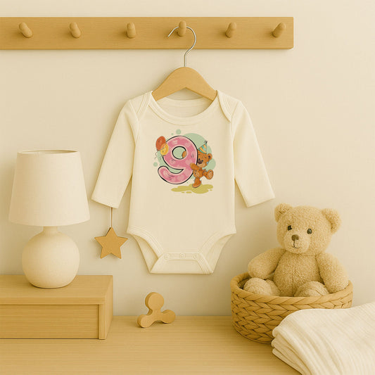 Kişiye Özel Doğum Günü Bebek Zıbını – 9 Yaş Ayıcık Tasarım | 1–36 Ay