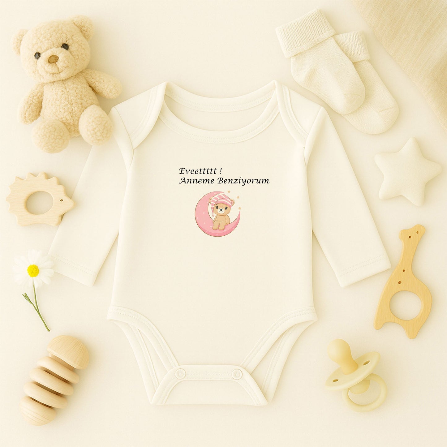 Kişiye Özel Bebek Zıbını – Pembe Ay Üzerinde Ayıcık Tasarım | 1–36 Ay