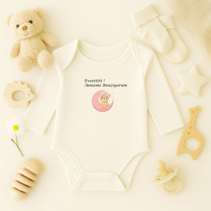 Kişiye Özel Bebek Zıbını – Pembe Ay Üzerinde Ayıcık Tasarım | 1–36 Ay