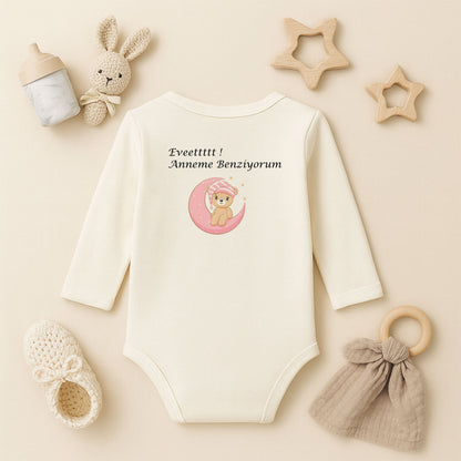 Kişiye Özel Bebek Zıbını – Pembe Ay Üzerinde Ayıcık Tasarım | 1–36 Ay