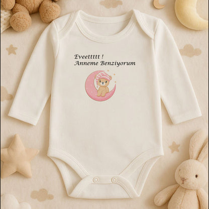 Kişiye Özel Bebek Zıbını – Pembe Ay Üzerinde Ayıcık Tasarım | 1–36 Ay