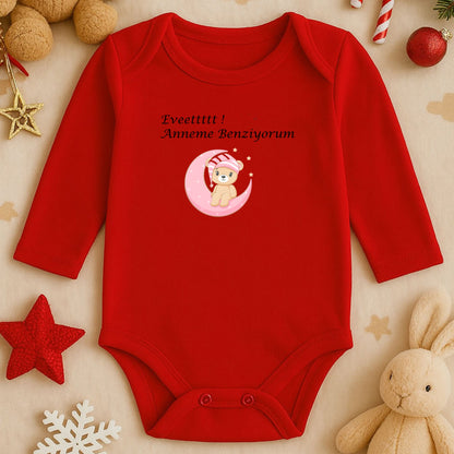 Kişiye Özel Bebek Zıbını – Pembe Ay Üzerinde Ayıcık Tasarım | 1–36 Ay