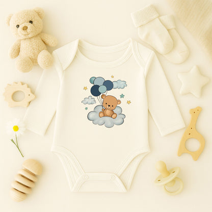 Bulut Üstünde Balonlu Ayıcık Baskılı Bebek Zıbını | Mavi Gökyüzü Teması | 1–36 Ay