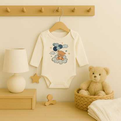 Bulut Üstünde Balonlu Ayıcık Baskılı Bebek Zıbını | Mavi Gökyüzü Teması | 1–36 Ay