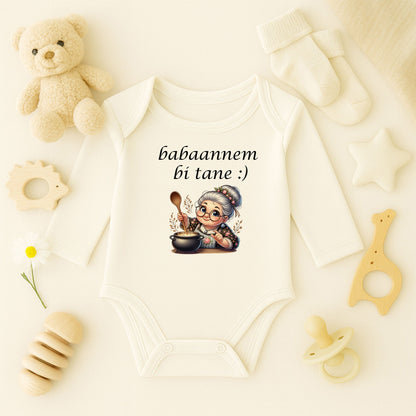 Babaannesinin Mini Şefi Bebek Zıbın – Sevimli Anneanne İllüstrasyonlu Tasarım | 1–36 Ay