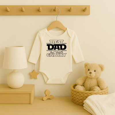 “Best Dad in the Galaxy” Yazılı Bebek Zıbını – 1–36 Ay | Baba Temalı DTF Baskı