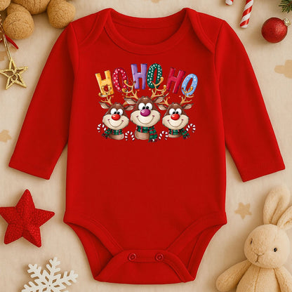 Ho Ho Ho Geyik Baskılı Tişört – Renkli Harfler & Eğlenceli Yılbaşı Tasarımı