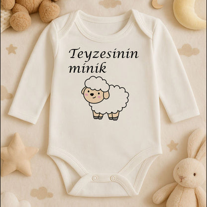 Beyaz Kuzu Tasarımlı Bebek Zıbını | 1–36 Ay, DTF Baskı, Hassas Cilt Uyumlu, Unisex